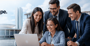 Equipe MandatoPRO em atendimento com liderança política